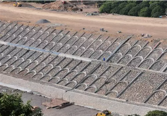 公路边坡防护,防冲刷浆砌片石护坡上有泄水孔吗答:一定有,不然边坡里